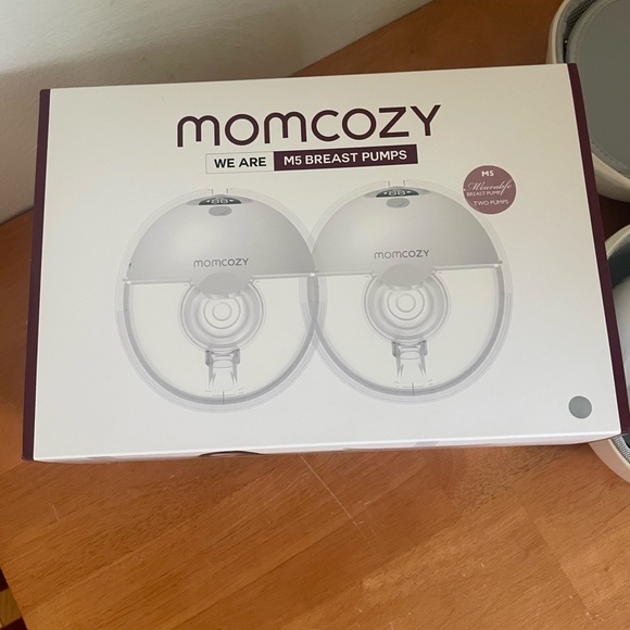 Momcozy M5 hands free Breast Pump Set. Barely used - like new. - Picture 4 of 4